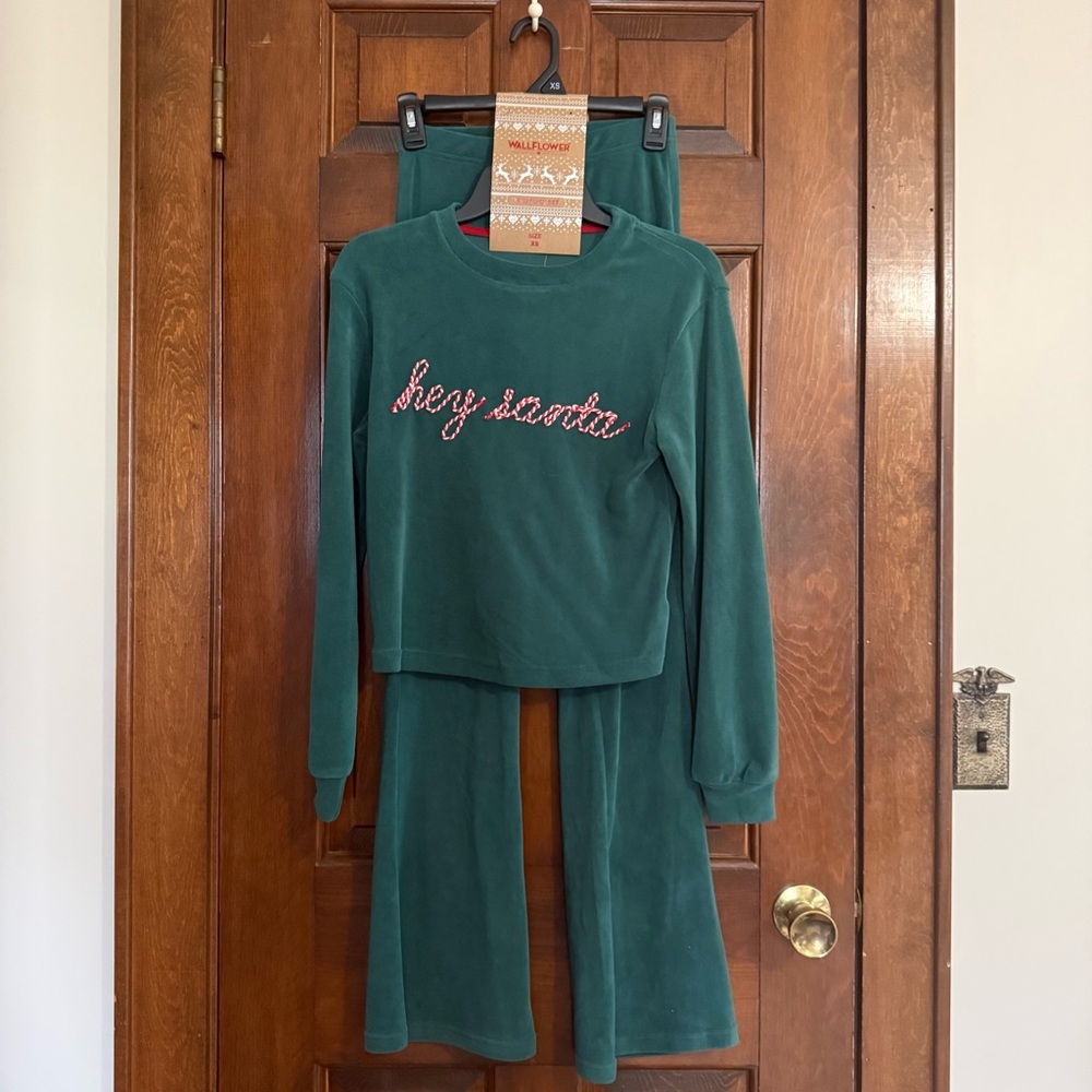 Wallflower 'Hey Santa' Green Pajama Set